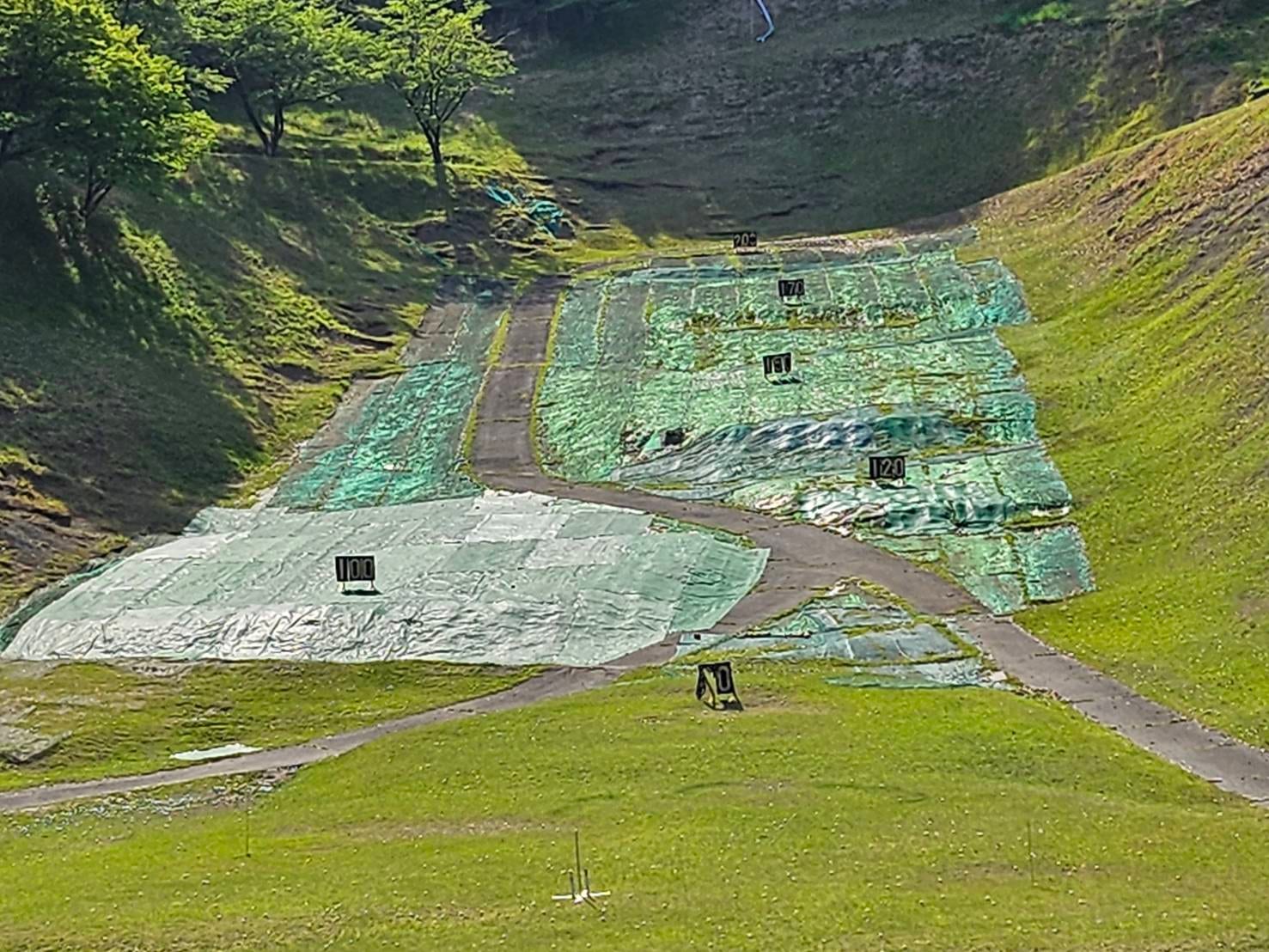 高崎のゴルフ練習場 打席から見た奥行き250ヤードのフェアウェイと距離マーカー（70/100/120/170/200yd）